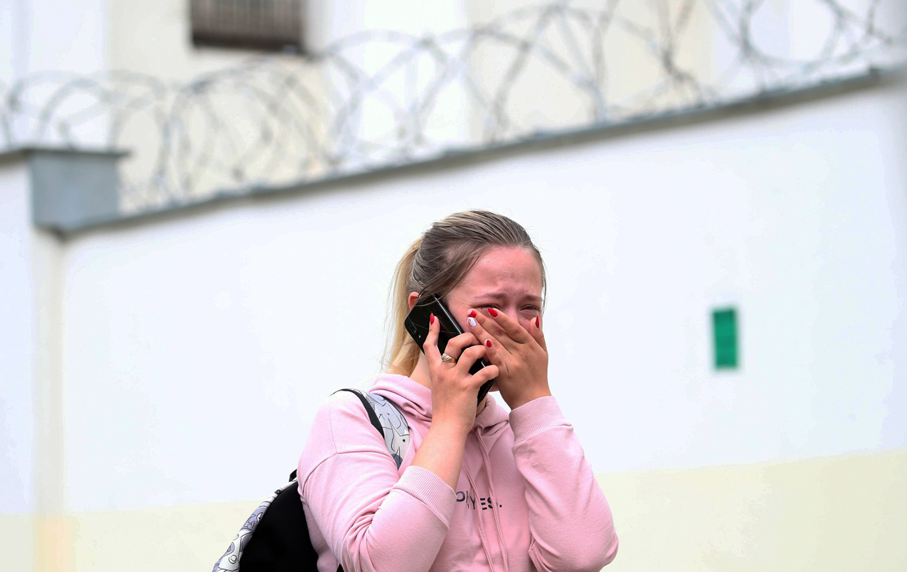 Цепь солидарности в Беларуси: силовики стали переходить на сторону демонстрантов (фото и видео)